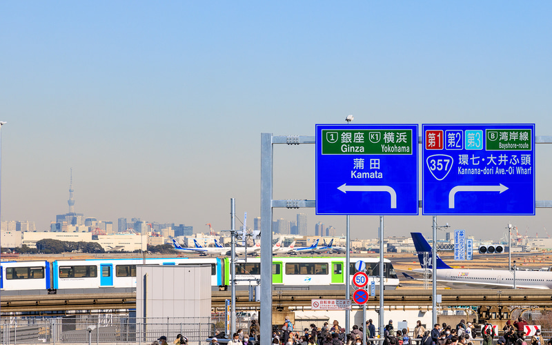 東京モノレールが目の前。遠くには東京スカイツリーの姿も