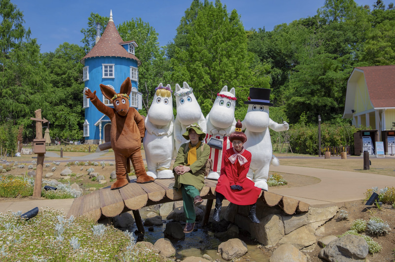 ムーミン谷の仲間たちが花かんむり姿で登場するグリーティング