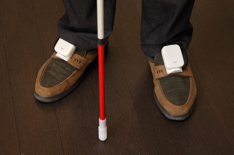 小林氏の靴に取り付けた靴挿入型ナビ「あしらせ」