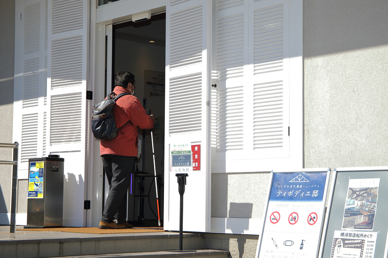 映像で自分の状況をオペレーターに伝えているので指示も的確でスムーズに館内へ入ることができた