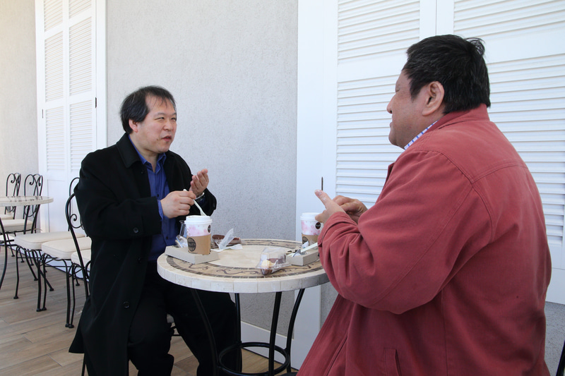 実証実験終了後、食事を楽しむ小林氏と波形氏。2人ともに旅先での楽しみは出会った人や助けてくれた人とのコミュニケーション、そして食事だという。また、土地によって匂いも違うそうだ