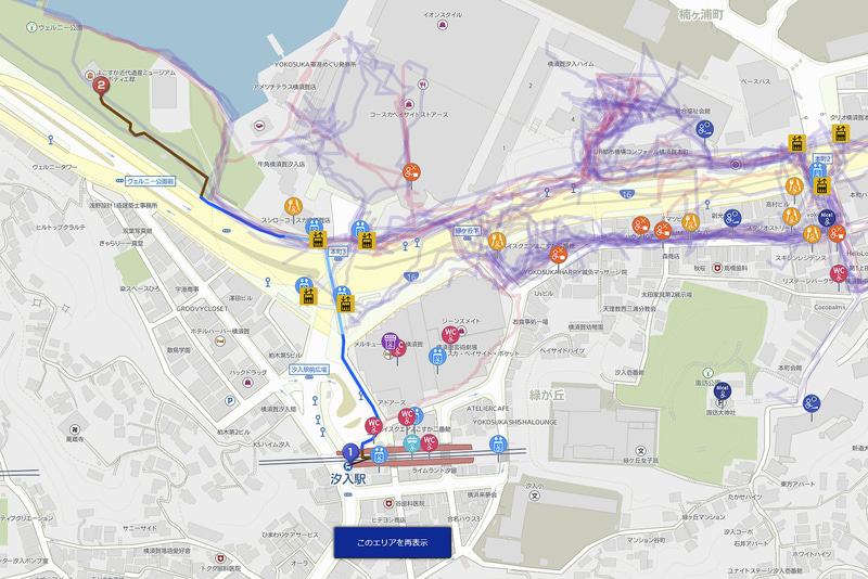 今回の実証実験では車いすユーザーに向けた「バリアフリー地図/ナビ」を利用した。ルートの青色は通常道路、空色は歩道橋、茶色は敷地内通路など。車いすユーザーに向けた情報が色分けされた丸いアイコンで示されるほかエレベーターの稼働情報や工事情報など横須賀市が提供する情報が四角いアイコンで示されている