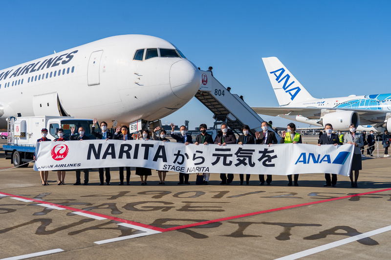 左のJAL機を降りたら、そのまま隣のFLYING HONUに移動するという史上初のイベント