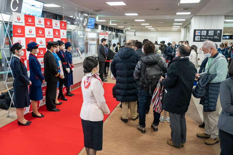 いよいよ搭乗スタート。JALのアバターロボット「JET」もいってらっしゃいとお見送り