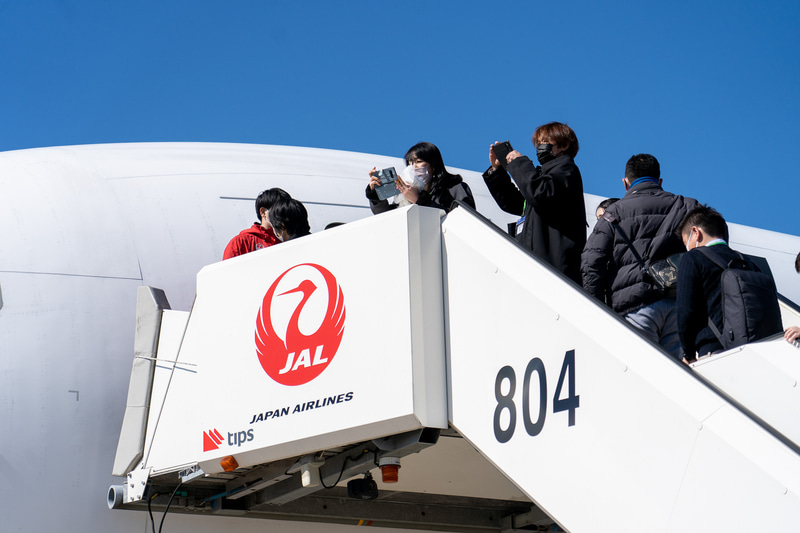 皆さんが上から撮影しているのは、水を使ったメッセージアート