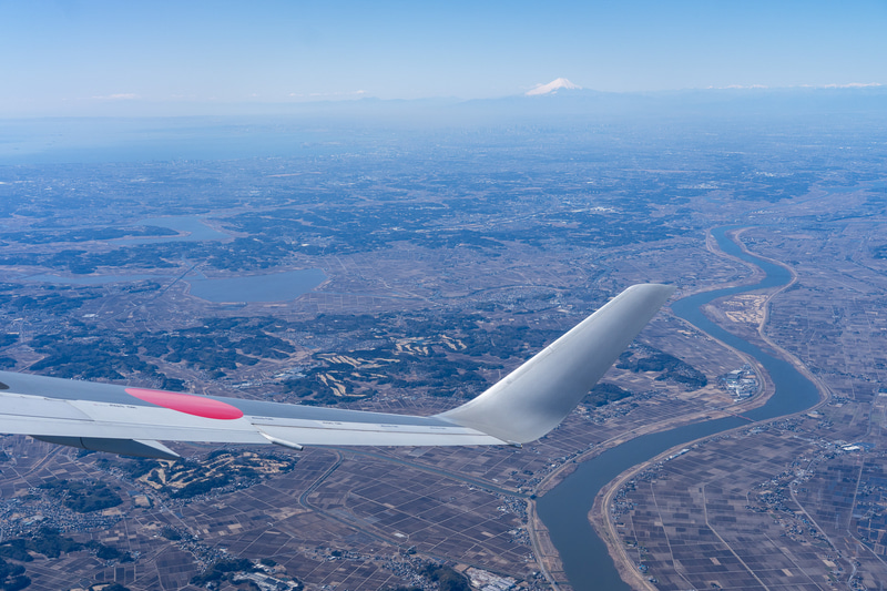 西方に真っ白な富士山が見えます