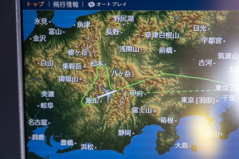 右側、左側どちらの人も富士山が見えるようにと長野県上空で旋回しているのが分かります