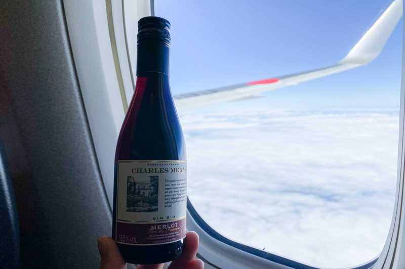 ソフトドリンクはもちろんアルコールの提供も（ただしワンドリンクのみ）。こちらはミニボトルの赤ワイン