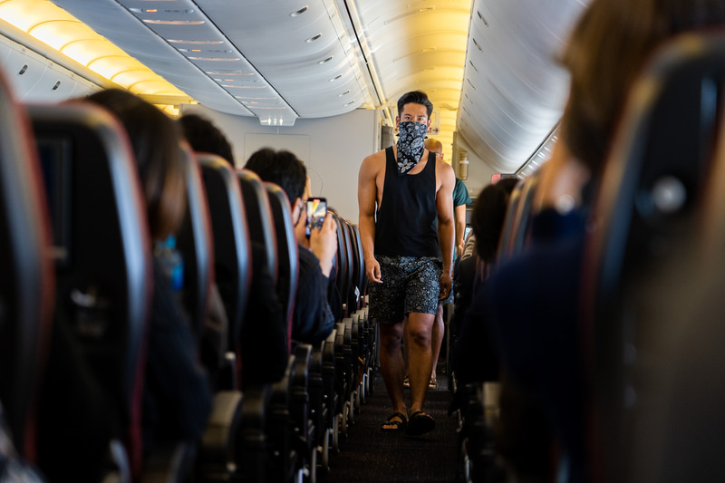 いよいよハイライトのファッションショー。ランウェイと化した通路を男性モデルが颯爽と練り歩きました