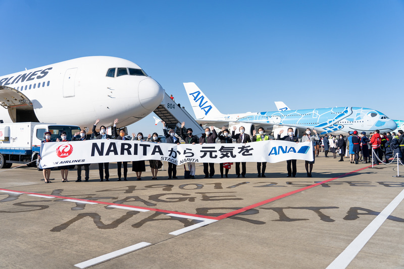 JAL機を降機したら横断幕で記念撮影