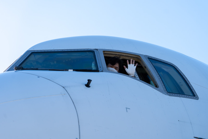 機長もコクピットから手を振ります