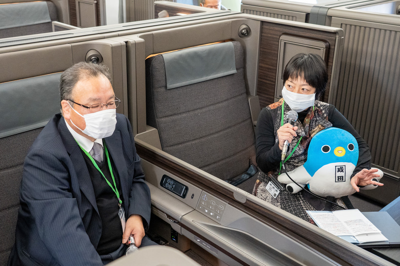 2階のファーストクラスで行なわれた国土交通省 東京航空局の藤田礼子局長と、えちごトキめき鉄道の鳥塚亮代表取締役社長のトークセッション