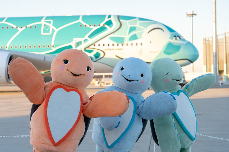 参加者を笑顔で見送ったキャラクター。ブルーの「ラニ（lani）」、グリーンの「カイ（kai）」、オレンジの「ラー（la）」