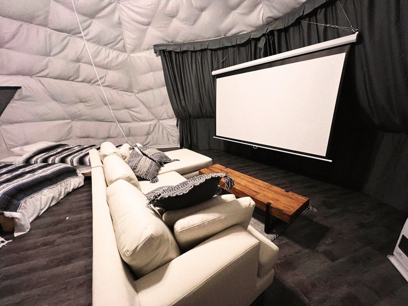 大型プロジェクターで豊富なコンテンツを体験できる