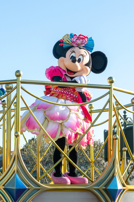 3月2日から衣装が「ディズニー夏祭り」バージョンに！　花びらコスがとってもキュート