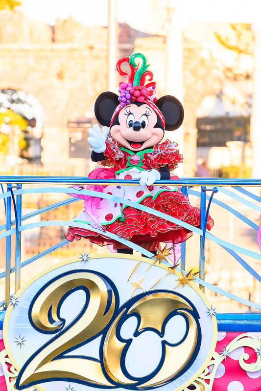 たっぷりのフリルとヘッドアクセのフルーツがポイントのミニーマウス