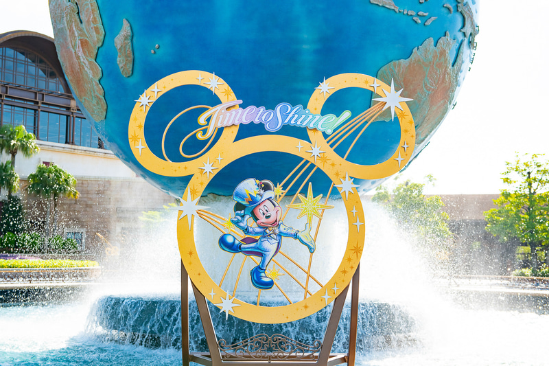 「ディズニーシー・アクアスフィア」の周囲には20周年ロゴやミッキーマウスたちの金色オブジェが並ぶ