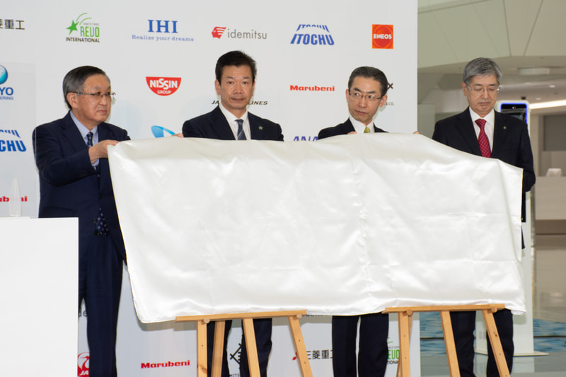 登壇者による除幕