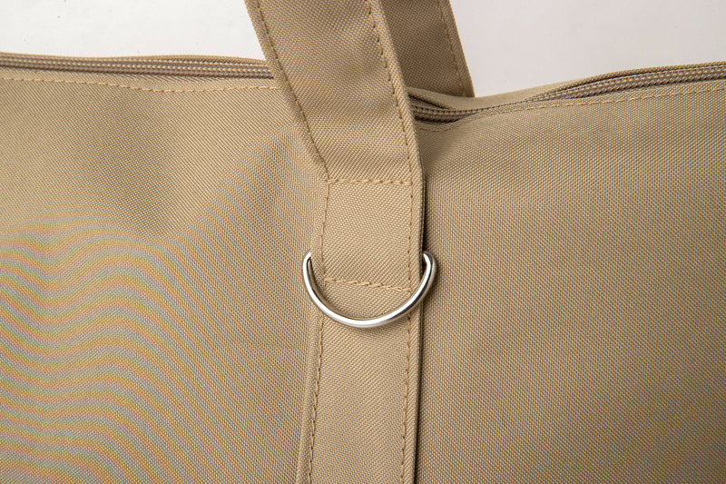 持ち手にはDカン付き