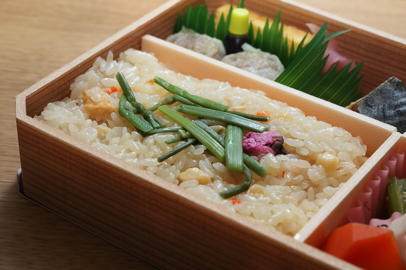 うるち米ともち米を使った筍ご飯には山せりと桜の花の塩漬けが添えられています