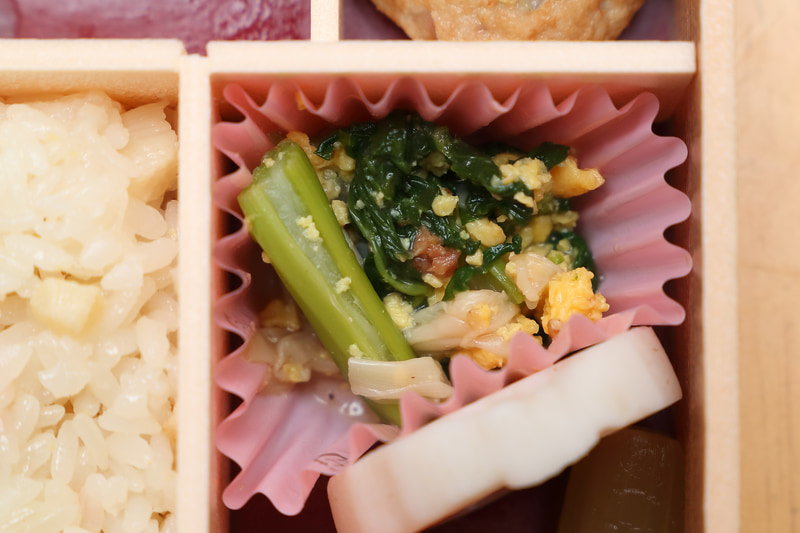 菜の花のと筍姫皮とそぼろのからし和え