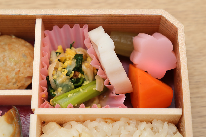 煮物は蓮根、人参、ふき、桜型のこんにゃく