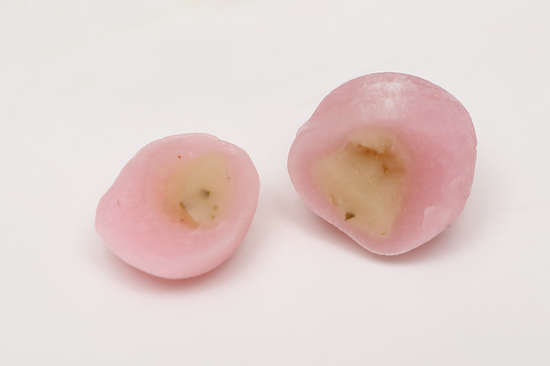 桜あんを包んだ一口サイズの小粒大福