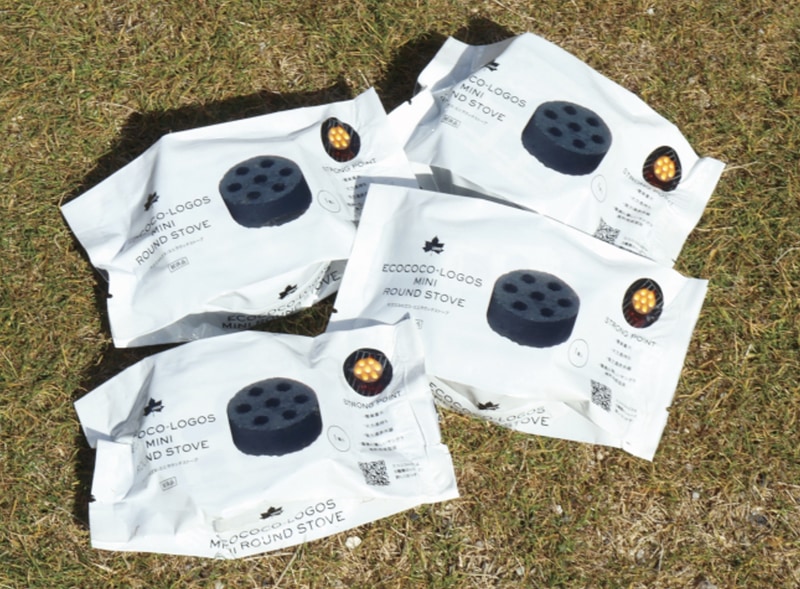 ヤシガラ素材の着火剤「エコココロゴス・ミニラウンドストーブ」の試供品も付属する