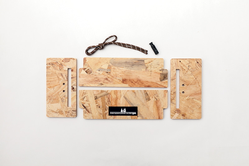 OSB合板4枚とロープが付属する