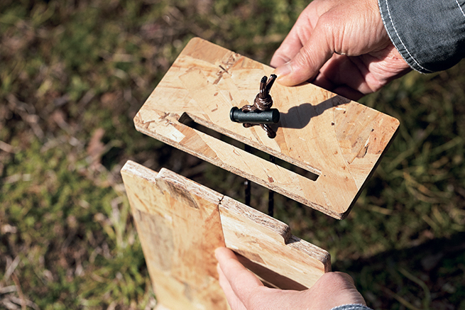 天板の板を2枚並べて側面のスリットに差し込む