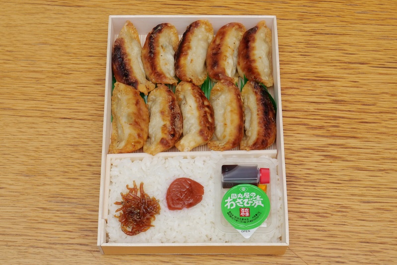 中身は、浜松餃子が10個とご飯だけという、思い切った構成。餃子への絶対的な自信が伝わってくる