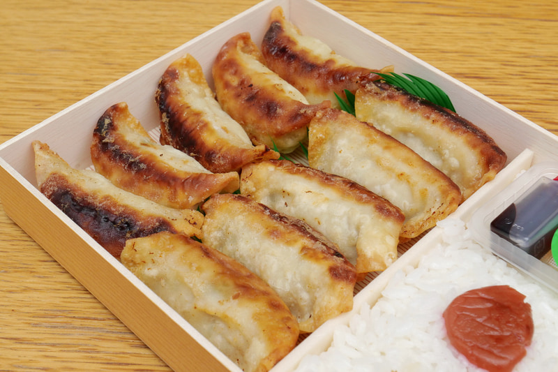 いい感じに焼き色の付いた浜松餃子が10個並び、ほかのおかずは一切盛り付けられていない。このビジュアルのインパクトにはかなり驚かされる