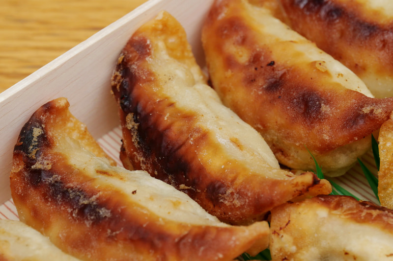 見た目は揚げ餃子に近いが、確かに冷めていてもふにゃっとしておらず、油っこさも感じられない