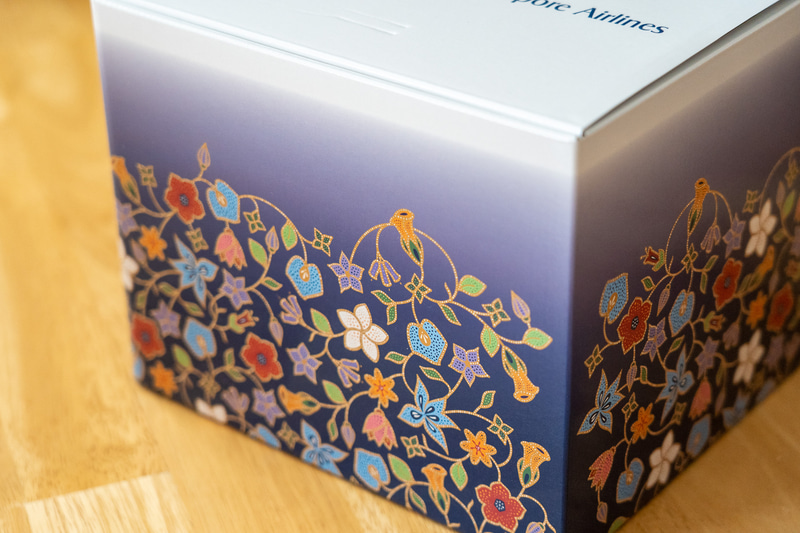 バティックモチーフが描かれた限定BOX