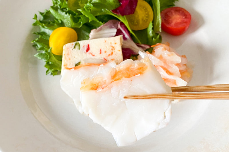 レタスを敷いたら次に野菜マリネ、魚のテリーヌ、そしてロブスター