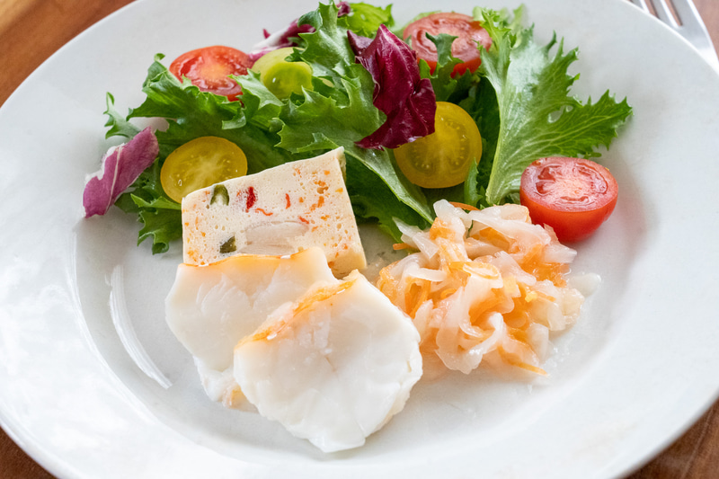 ロブスターと白身魚のテリーヌ 野菜マリネ添え