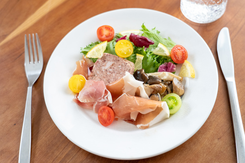 プロシュートとポークテリーヌ 3種のきのこマリネ添え