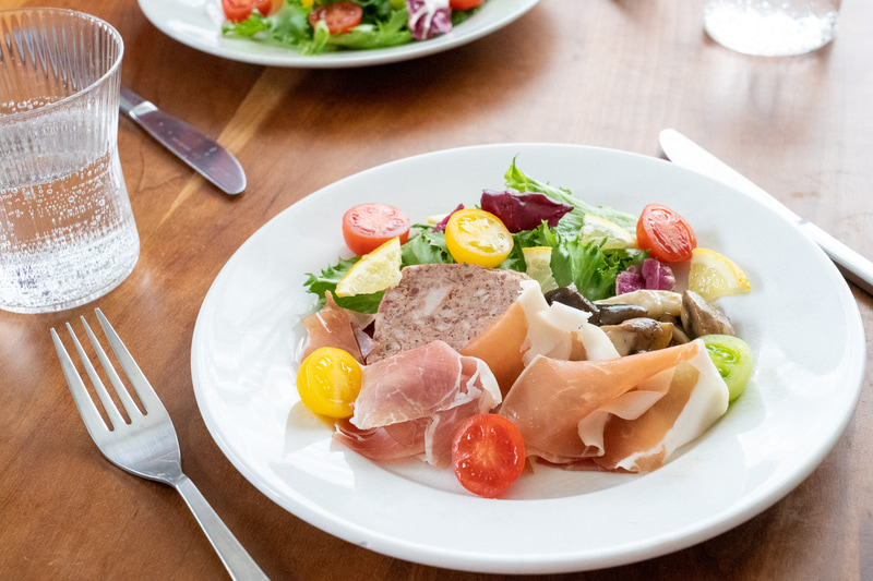 見た目も美しくて気分上々の前菜でした。スパークリングワインなどを傾けながら優雅な気分でぜひ♪