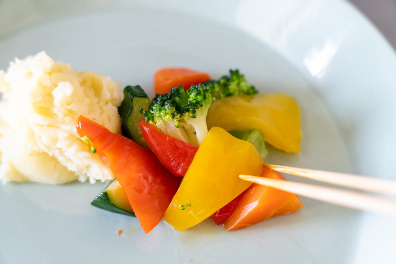 マッシュポテトと野菜ミックスを盛って、手前にローストチキン