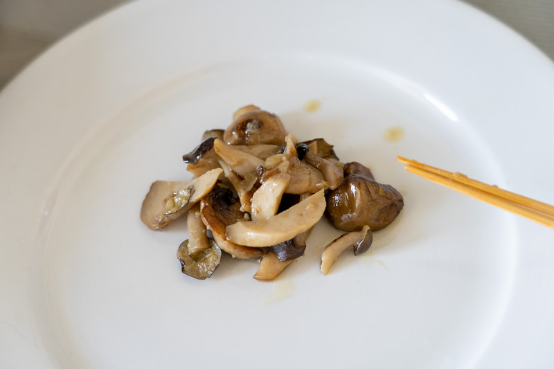 もう1品の方はキノコを盛り付けて