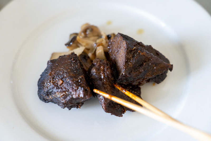 その上に牛肉を乗せます