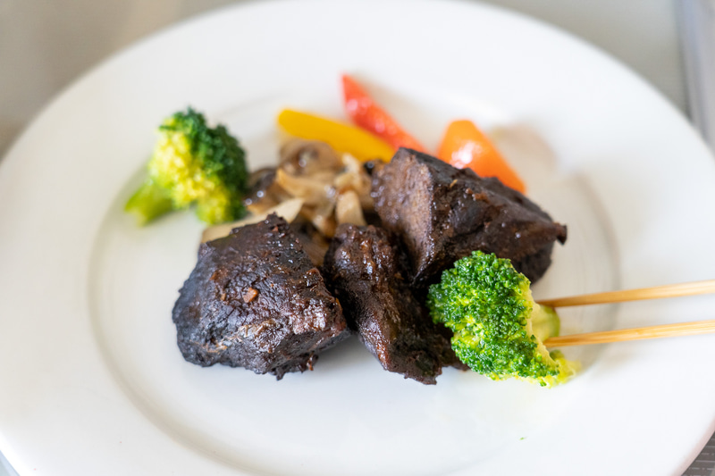 ブロッコリーやパプリカなどの野菜を広げて盛り付けたら