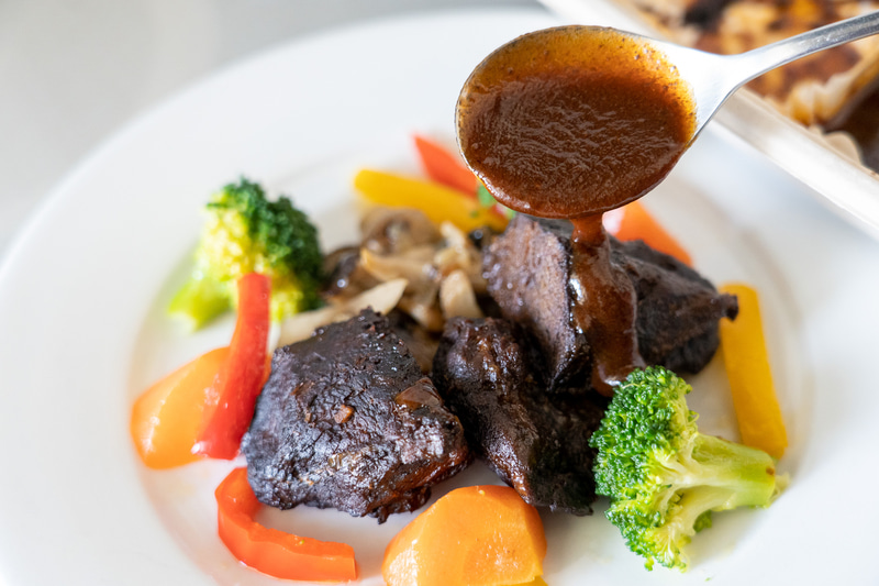 混ぜた赤ワインソースをかけます