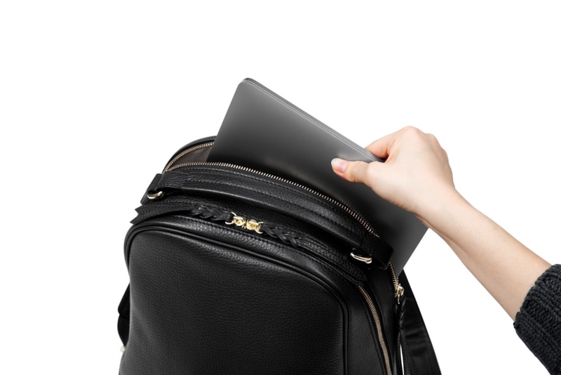 2層式の収納で仕事とプライベートで荷物を仕分けできる