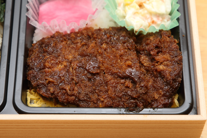 味噌カツ。ご飯は白米
