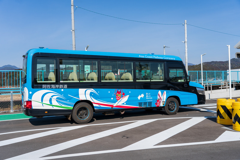 バスの顔してあっという間に去っていきました