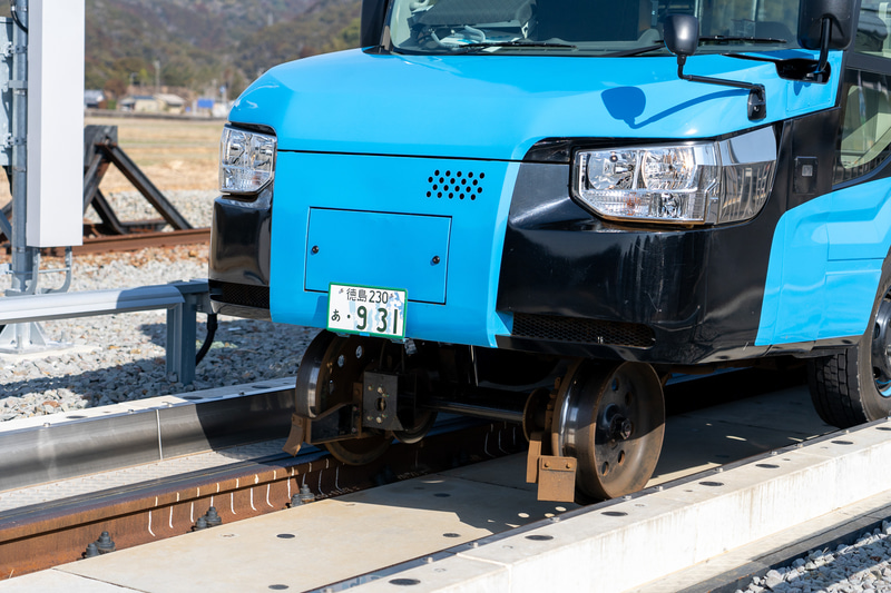 DMVはゴムタイヤの前後にこのような鉄道用の鉄車輪が装備されています。車体がだんだん持ち上がっていくのが分かりますね