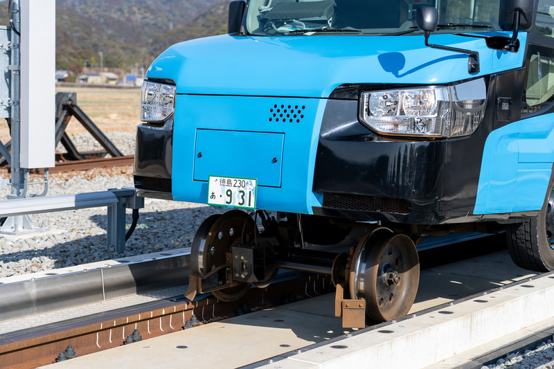 DMVはゴムタイヤの前後にこのような鉄道用の鉄車輪が装備されています。車体がだんだん持ち上がっていくのが分かりますね