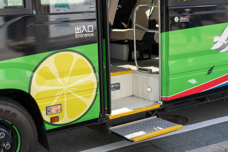 乗降車用のドアは1つのみ。ドアが開くと連動してステップが出てきます