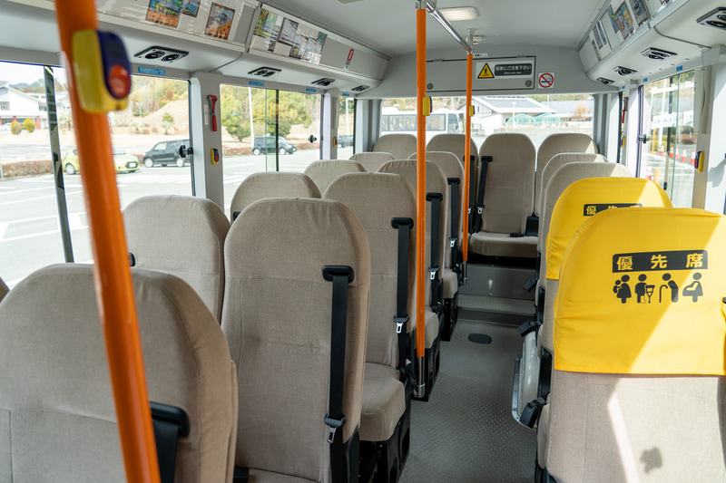 車内はまるでバス！（というかもともとバスなんだけど）乗客用座席は18席